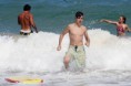 /album/havai/a2010-october-10-justin-goes-shirtless-for-a-day-at-the-beach-hawai-justin-bieber-16197461-400-266-jpg/