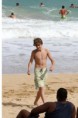 /album/havai/a2010-october-10-justin-goes-shirtless-for-a-day-at-the-beach-hawai-justin-bieber-16197749-266-400-jpg/