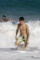 /album/havai/a2010-october-10-justin-goes-shirtless-for-a-day-at-the-beach-hawai-justin-bieber-16197794-266-400-jpg/