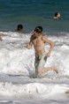 /album/havai/a2010-october-10-justin-goes-shirtless-for-a-day-at-the-beach-hawai-justin-bieber-16197796-266-400-jpg/