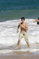 /album/havai/a2010-october-10-justin-goes-shirtless-for-a-day-at-the-beach-hawai-justin-bieber-16197798-266-400-jpg/